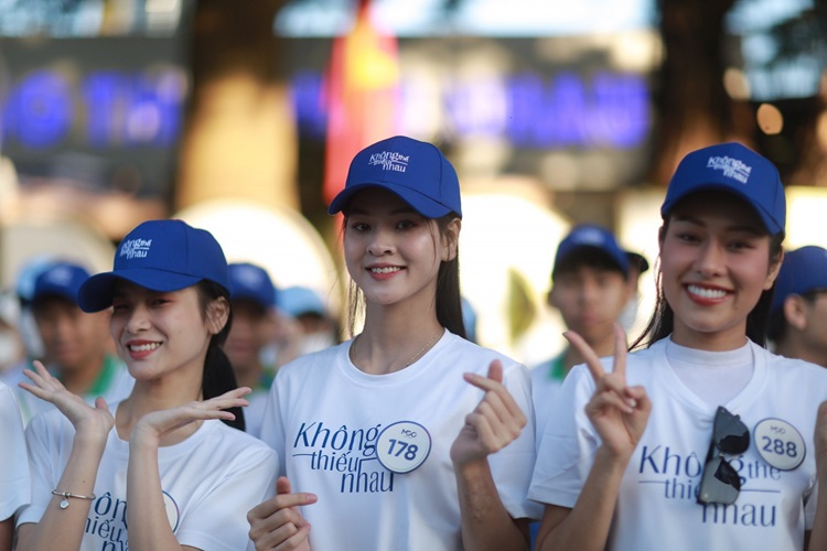 Top 40 thí sinh Hoa hậu Hoàn vũ Việt Nam đi bộ cùng hơn 1.000 thanh niên, học sinh tại Bảo Lộc